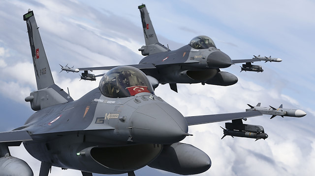 Polonya semalarında uçan Türk F-16'ları göz doldurdu