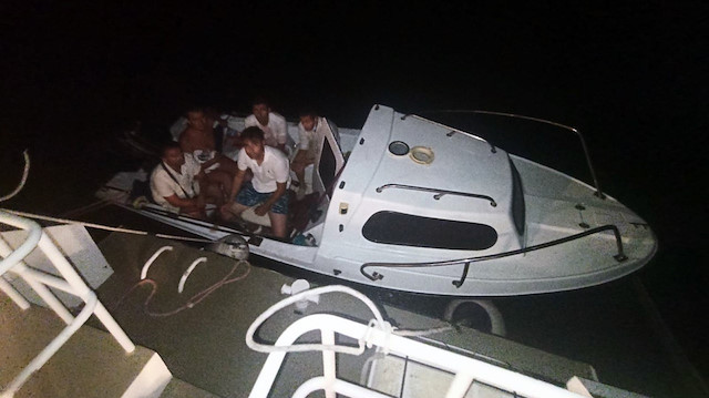 Karaada açıklarında içerisinde şüphelilerin bulunduğu tekneye operasyon düzenlendi.