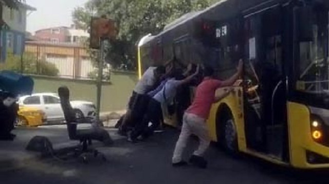 İETT Otobüsü yolda asılı kaldı, vatandaşlar kurtarmak için seferber oldu.