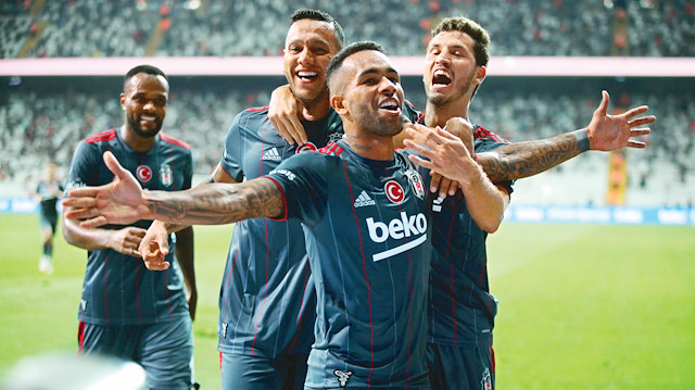 Beşiktaş, evinde Fatih Karagümrük'ü Alex Texeira'nın golüyle deviirdi.