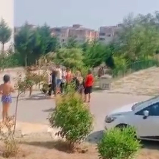 Çocukların kavgasına aileler de karışınca tekme ve yumruklar havada uçuştu