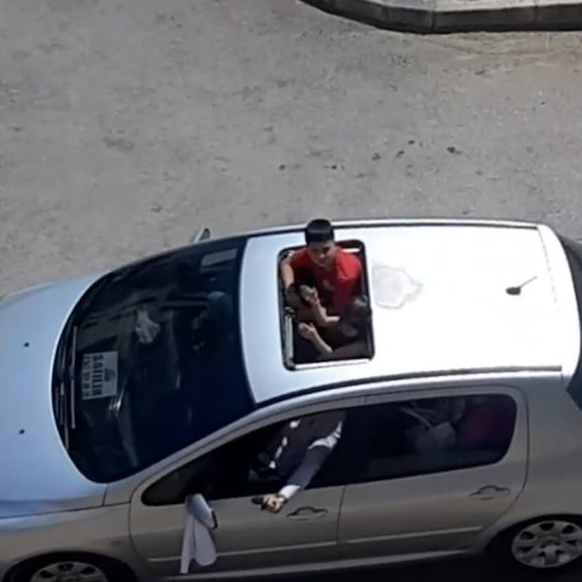 İzmirde düğün konvoyunda maganda dehşeti: Üstü açık arabadan silahla havaya ateş açtı