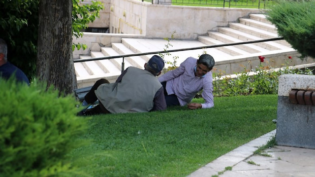 Sıcaktan bunalanlar ağaç altlarında serinlemeye çalıştı.