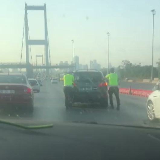 Üsküdarda aracı bozulan şoförün yardımına trafik polisleri koştu