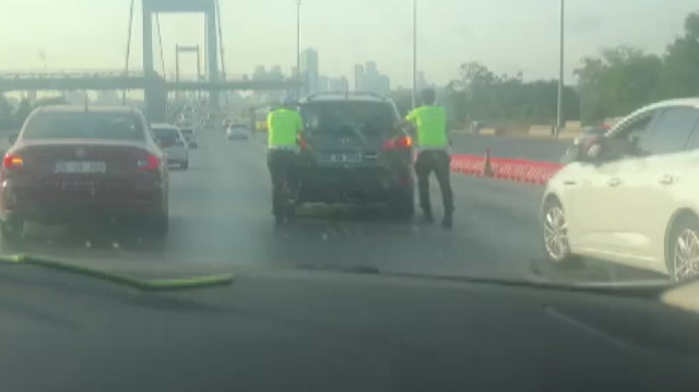 Üsküdar'da aracı bozulan şoförün yardımına trafik polisleri koştu