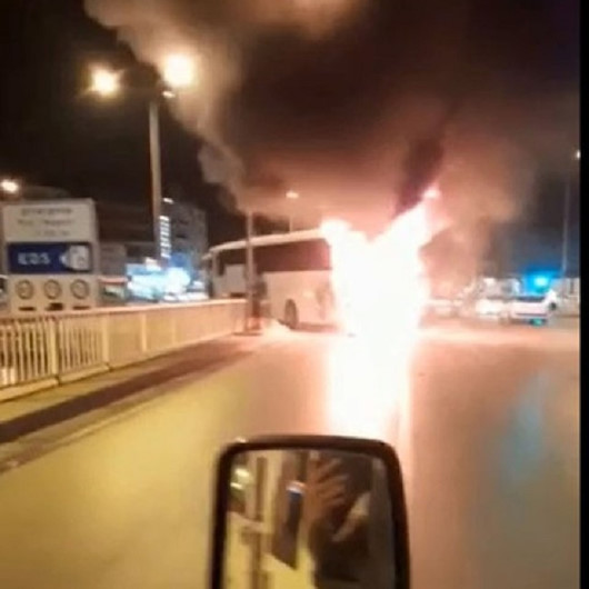 Denizlide seyir halindeki yolcu otobüsü alev alev yandı