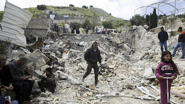 Filistinli aile, İsrail'in yıkım emri çıkardığı evlerini kendi elleriyle yıkmak zorunda kaldı