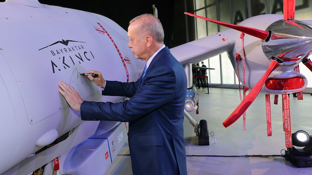 Cumhurbaşkanı Erdoğan, Akıncı TİHA’ya ilk imzayı attı.