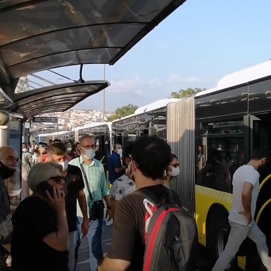 İstanbullunun İETT çilesi bitmiyor: Metrobüs bu kez Ayvansarayda arıza yaptı