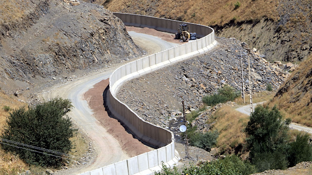 Yüksekova-İran sınır hattındaki  43 kilometrelik hatta yapılan modüler duvar çalışmaları tamamlandı. 