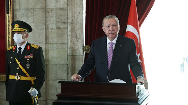 Cumhurbaşkanı Erdoğan, beraberindeki heyet ile 30 Ağustos Zafer Bayramı dolayısıyla Anıtkabir'i ziyaret etti.