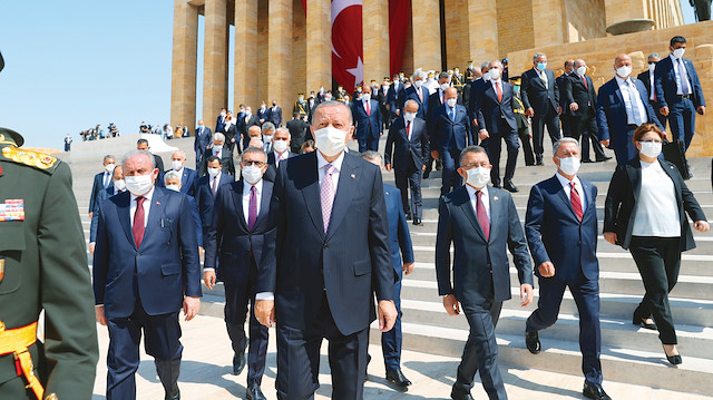 Cumhurbaşkanı Erdoğan önderliğindeki devlet erkanı Anıtkabir'e ziyarette bulundu.