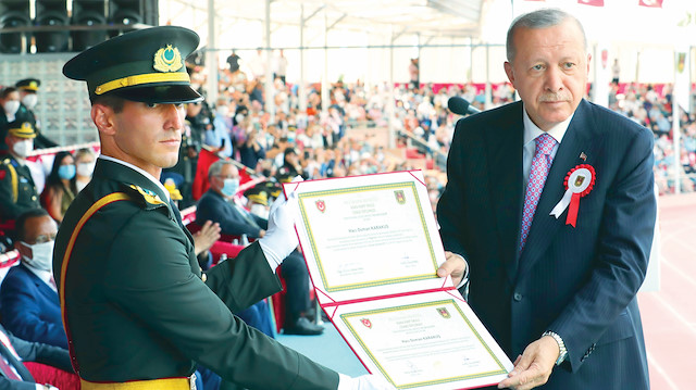 Cumhurbaşkanı Erdoğan, dereceye giren öğrencilere diplomalarını verdi.
