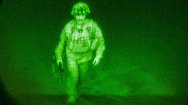 Afganistan'dan çıkan son ABD ordusu askeri.