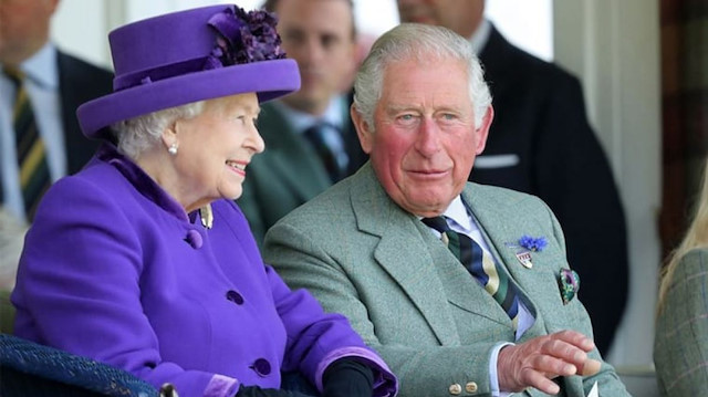 Kraliçe Elizabeth ve oğlu Prens Charles
