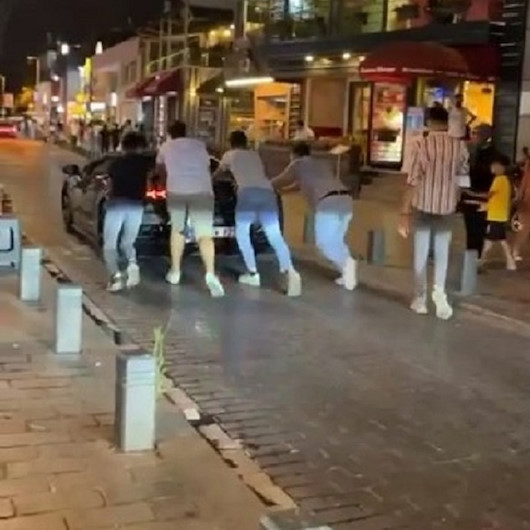 Pendik’te vatandaştan milyon dolarlık itiş: Arızalanan lüks aracı iterek hareket ettirmeye çalıştılar