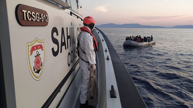 Aralarında çocuk ve kadınların da bulunduğu düzensiz göçmenler, Türk Sahil Güvenlik ekipleri tarafından kurtarılıyor. 