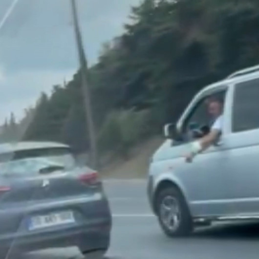 Gebzede direksiyon başında tartışan sürücüler trafiği böyle tehlikeye attı