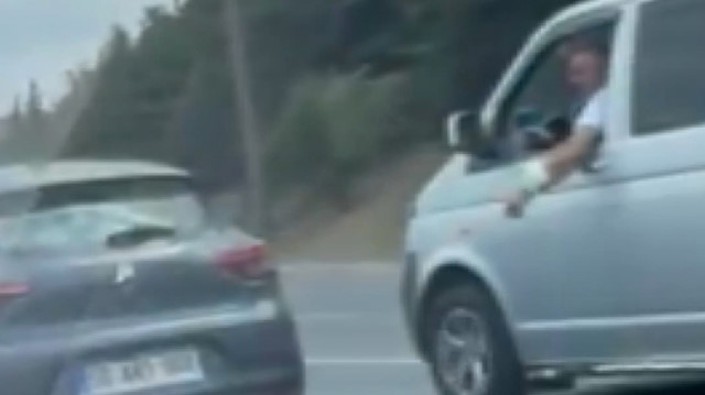 Gebze'de direksiyon başında tartışan sürücüler trafiği böyle tehlikeye attı