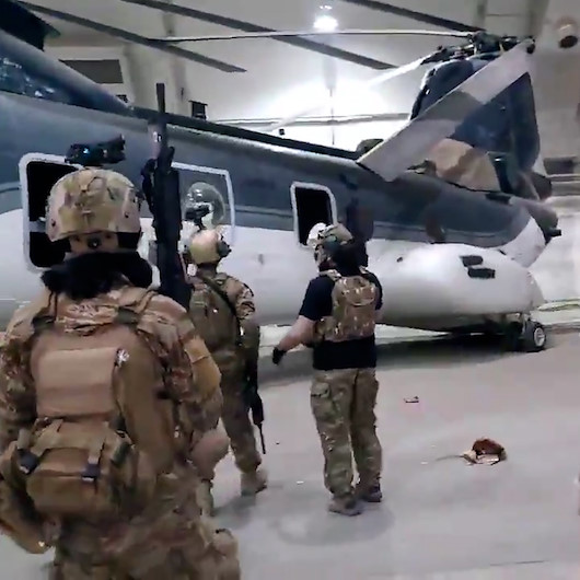 Taliban üyeleri hangarda ABDnin geride bıraktığı chinook helikopterleri inceledi