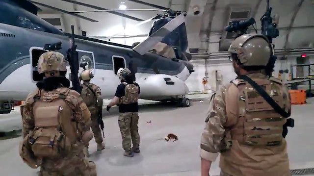 Taliban üyeleri hangarda ABD'nin geride bıraktığı chinook helikopterleri inceledi