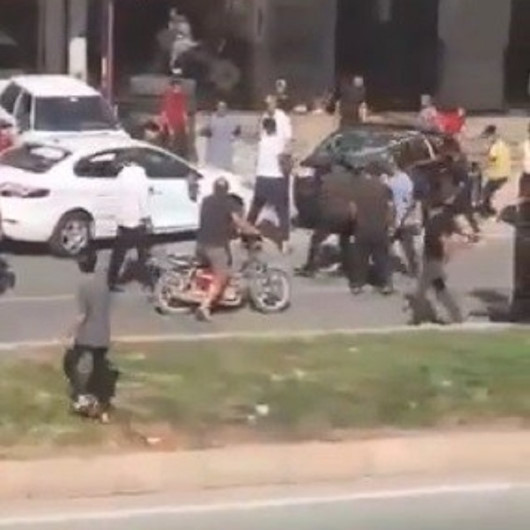 Şanlıurfada alacak verecek kavgasında park halindeki araçları hurdaya çevirdiler