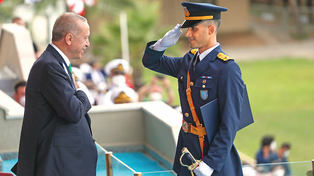 
Erdoğan okul birincisi teğmenlere diplomasını verdi.