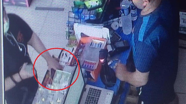 Büfede unutulan cüzdanı el çabukluğuyla böyle çaldı