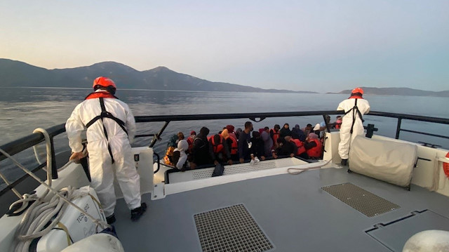 Kurtarılan düzensiz göçmenler işlemlerinin ardından il göç idaresi müdürlüğüne gönderildi.