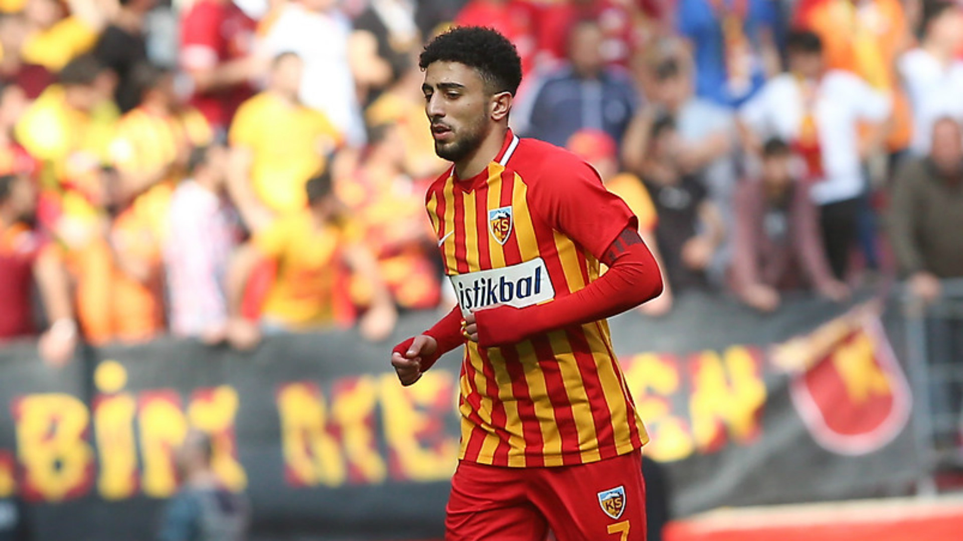 Kayserispor formasıyla 37 maça çıkmış ve 3 gol 4 asist kaydetmişti.