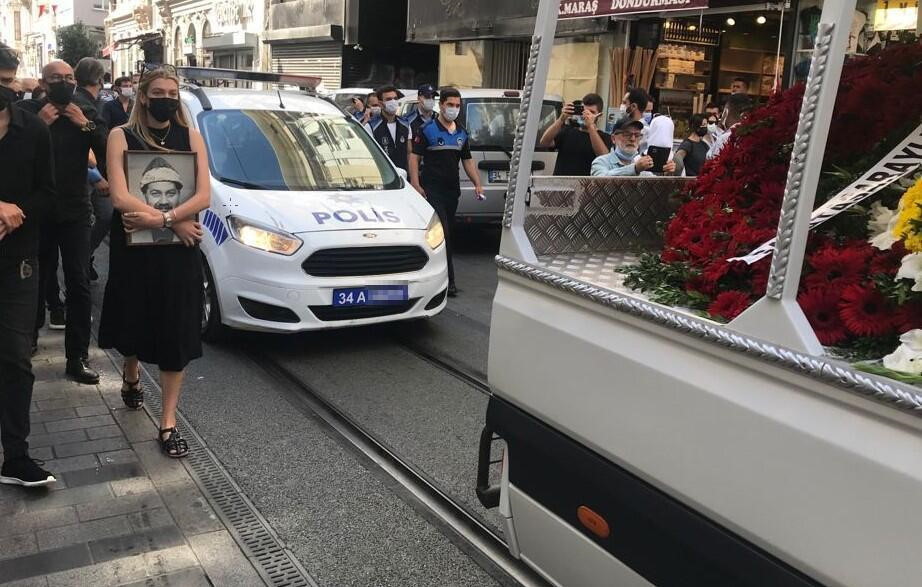 Derya Şensoy cenaze aracını babasının fotoğrafına sarılarak takip etti.