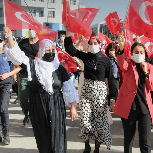Evladı güvenlik güçlerine teslim olan Şırnaklı anne HDP binasının önünde halay çekti