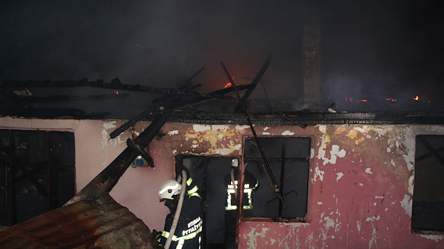 İhbar üzerine olay yerine sevk edilen Erbaa Belediyesi İtfaiye ekiplerinin yaklaşık yarım saatlik müdahalesi sonrası yangın söndürüldü.