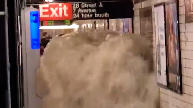New York sular altında: Sel suları insan boyunu aştı