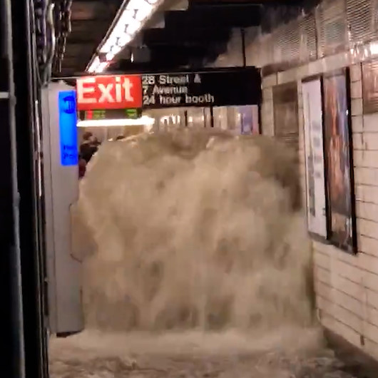 New York sular altında: Sel suları insan boyunu aştı