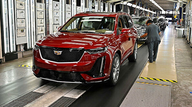 Üretici firmaların, akıllı telefon ve 5G ağ ekipmanlarına yönelik artan çip talebi sonrası küresel düzeyde imalat ve tedarik sıkıntıları devam ediyor. Pandemiden kaynaklı ortaya çıkan çip krizinin 2021 yılında tamamen sona ermesi beklenirken delta varyantı ile vaka sayılarındaki hızlı artış tekrardan dengeleri değiştirdi. Yaşanan gelişmeler sonrasında otomotiv markaları bir bir üretimlerini durduracakları tarihleri açıklamaya başladı. Bu durumun iç piyasada sıfır araç tedarikinde de ciddi sıkıntıya yol açması bekleniyor.