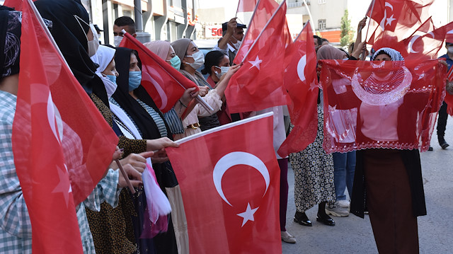 Oğlu terör örgütünden kaçan aile, Türk bayraklarıyla halay çekti. 