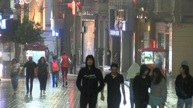 İstanbul'da beklenen yağış gece saatlerinde etkili olmaya başladı