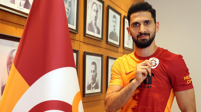 Galatasaray'da Emre Akbaba ile önceki günlerde 2023 yılına kadar sözleşme uzatılmıştı.