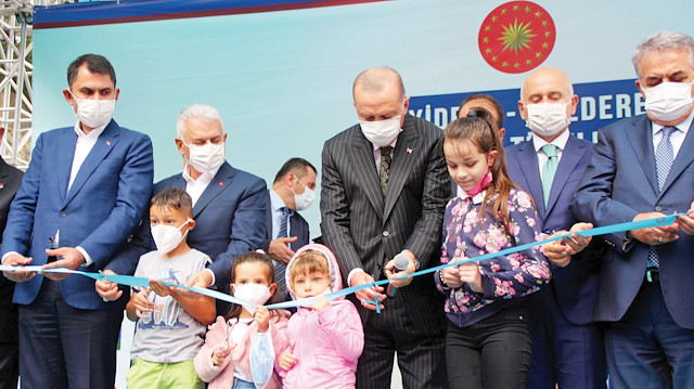 Cumhurbaşkanı Erdoğan, İyidere-İkizdere Yolu ve Tünelleri açılışını ‘Tayyip Dede’ diye bağıran kalabalıktan 3 çocuğu da platforma aldırarak yaptı.