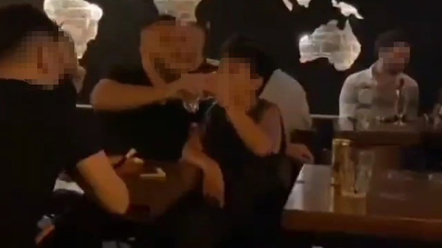 Restoranda bulunan bir vatandaş tarafından çekilen görüntülerde küçük çocuğa istemediği halde alkol içirildiği görülüyor.