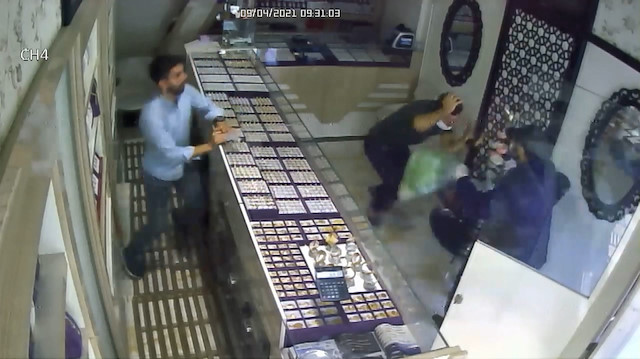 Silahlı soyguncu sert kayaya çarptı: Elinden silahı alıp etkisiz hale getirdi