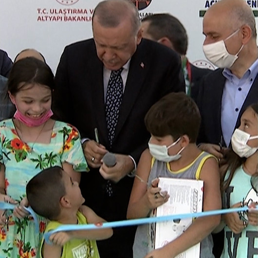 Erdoğanın katıldığı açılış töreninde gülümseten anlar: Minik Rizeli kurdeleyi erkenden kesti