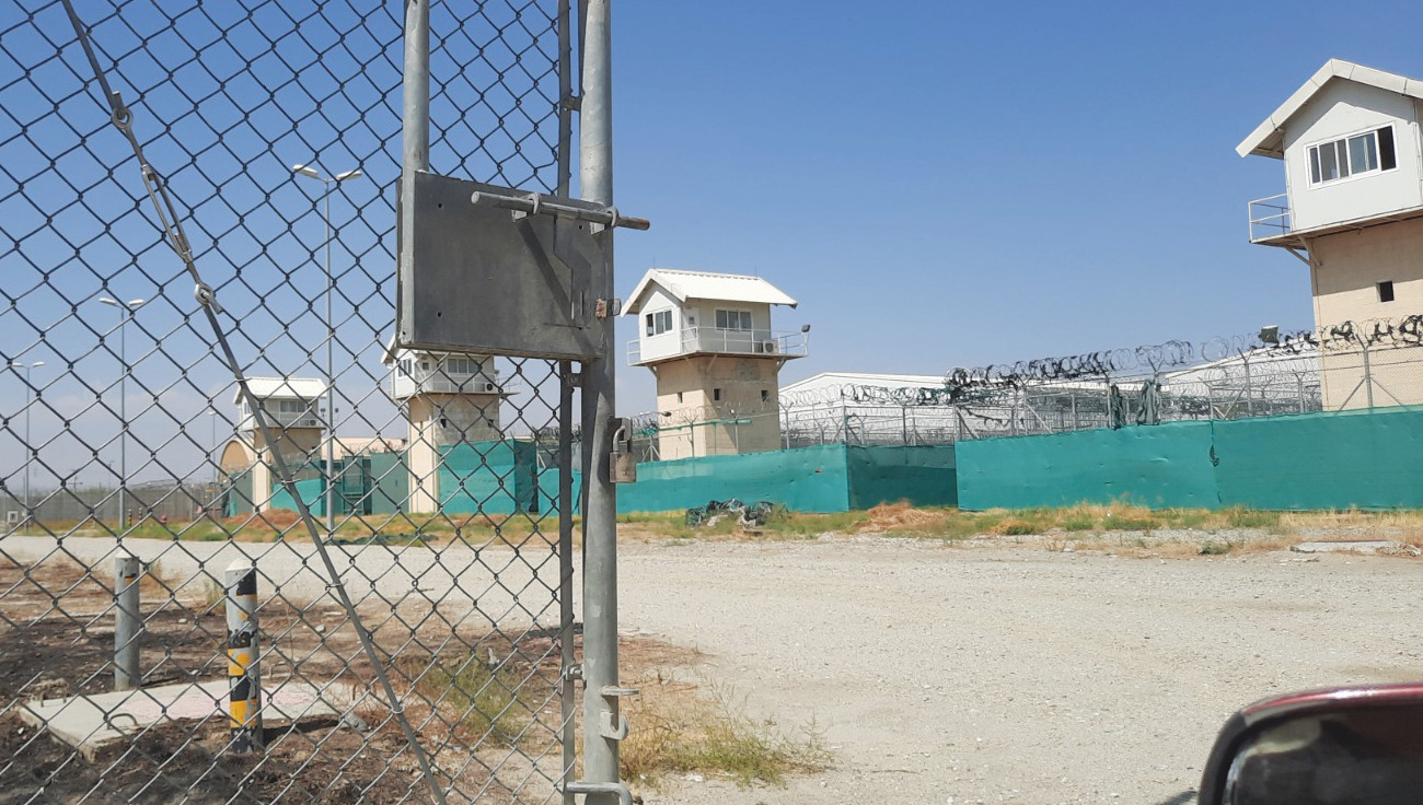 Bagram Üssü, Kabil’e 3 saat mesafede. Üsteki cezaevinde bulunan hücrelerde hala cesetlerin olduğu bildiriliyor.