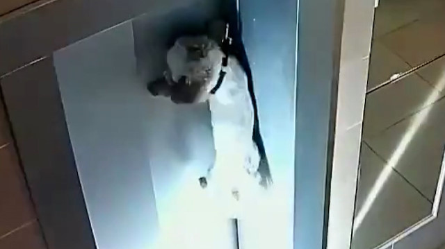 Asansör kapısına sıkışan köpek böyle kurtarıldı