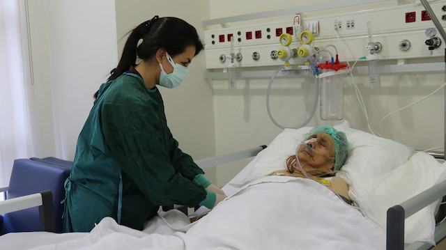 116 yaşındaki Ayşe Karatay, yoğun bakım tedavisinin ardından virüsü yenerek servise gönderildi.