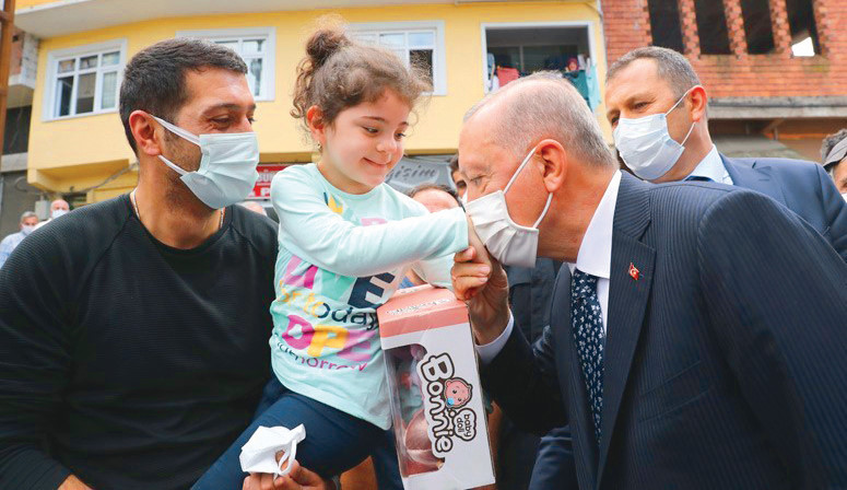Cumhurbaşkanı Erdoğan, kentte dolaşarak çocuklar ve vatandaşlarla sohbet etti..