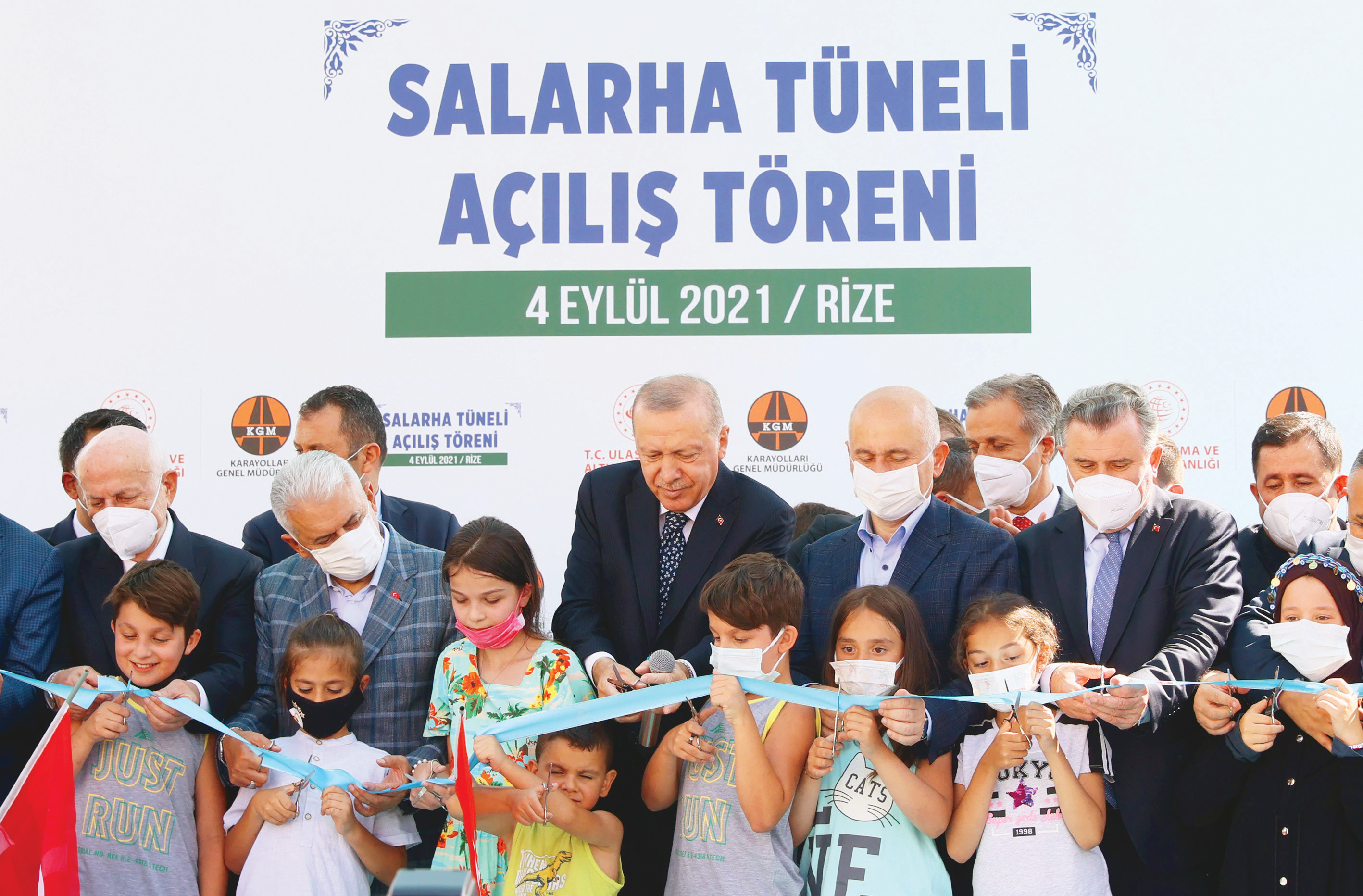 Tünel açılışında kurdele kesmeye çocuklar da katıldı.