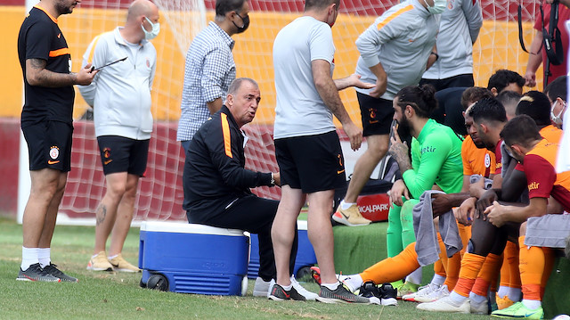 Galatasaray'da teknik direktör Fatih Terim, Constanta maçında oyuncularına sürekli uyarılarda bulundu.