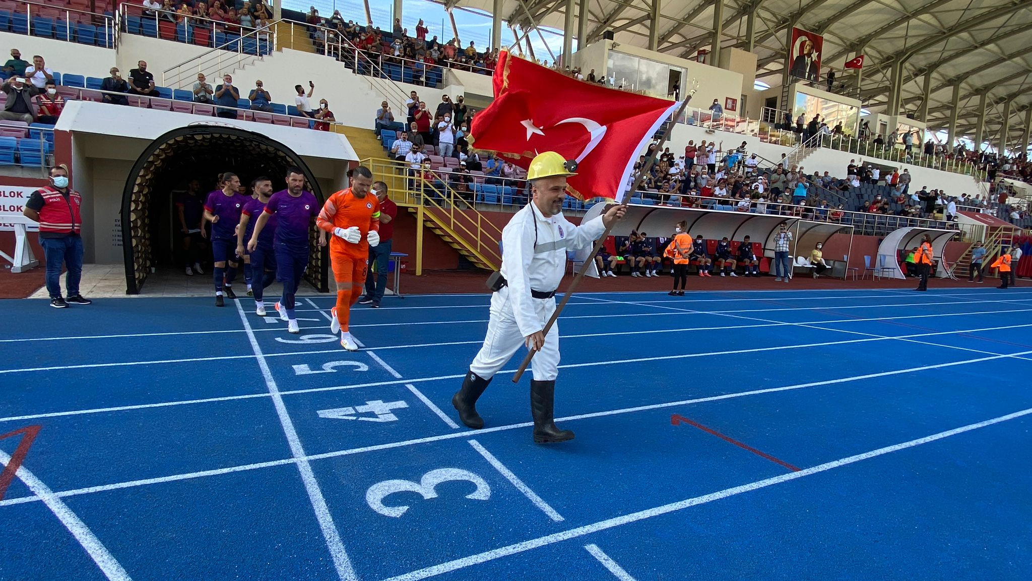 Tünelden çıkan futbolcular, taraftarlar tarafından büyük alkış aldı.